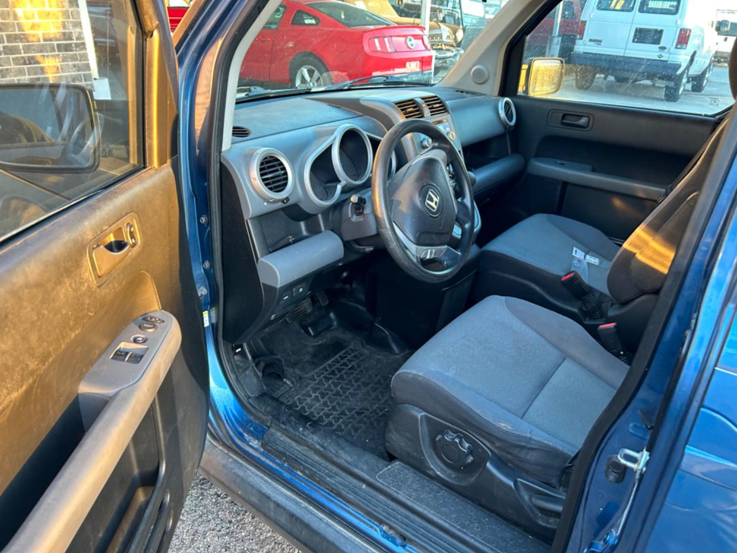 2008 Honda Element EX 2WD AT (5J6YH18788L) with an 2.4L L4 DOHC 16V engine, 5-Speed Automatic Overdrive transmission, located at 1687 Business 35 S, New Braunfels, TX, 78130, (830) 625-7159, 29.655487, -98.051491 - Photo#4